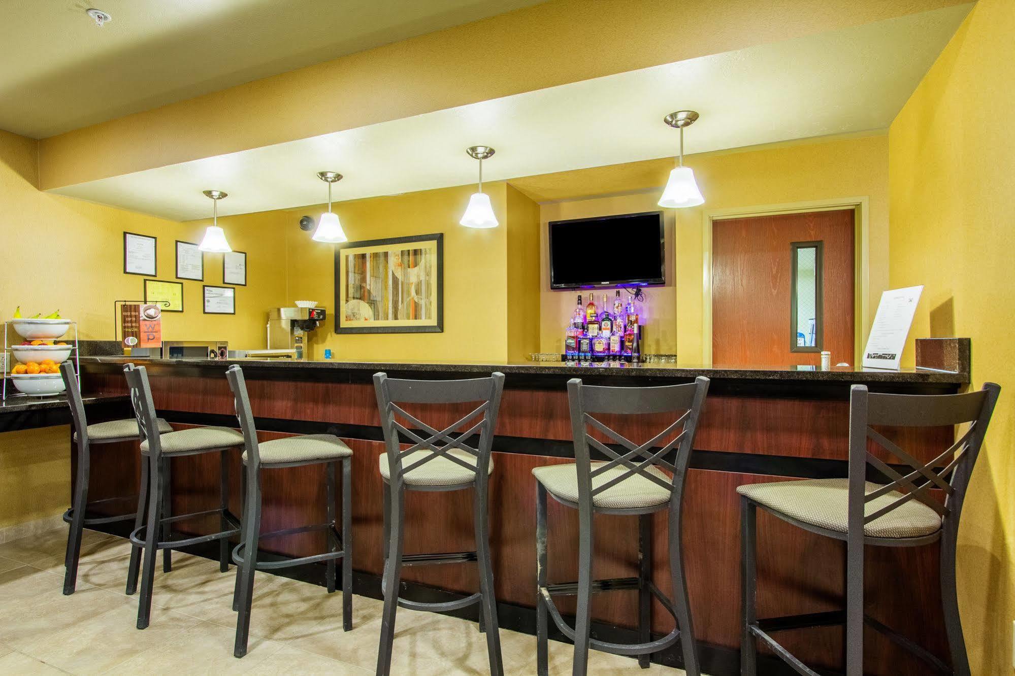 Hotel Cobblestone & - Corry