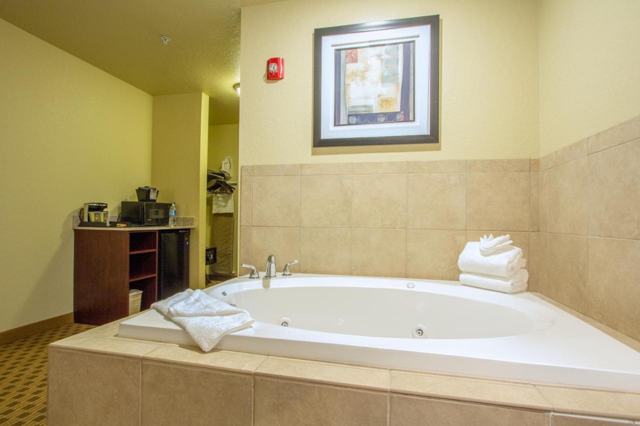 Cobblestone Inn&suites - 3*